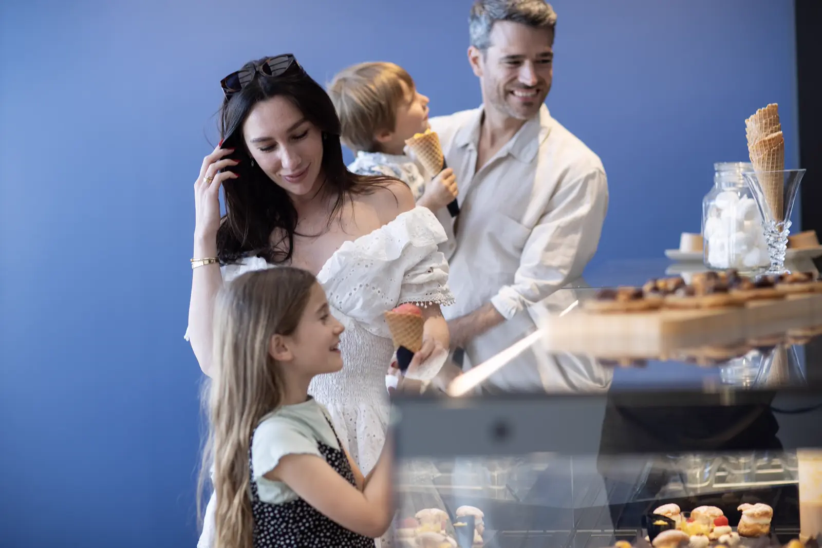 Famille choisissant une glace au resort