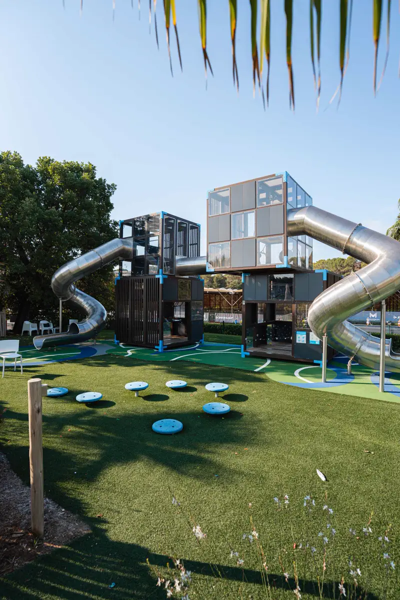 Aire de jeux avec toboggans dans les jardins du resort