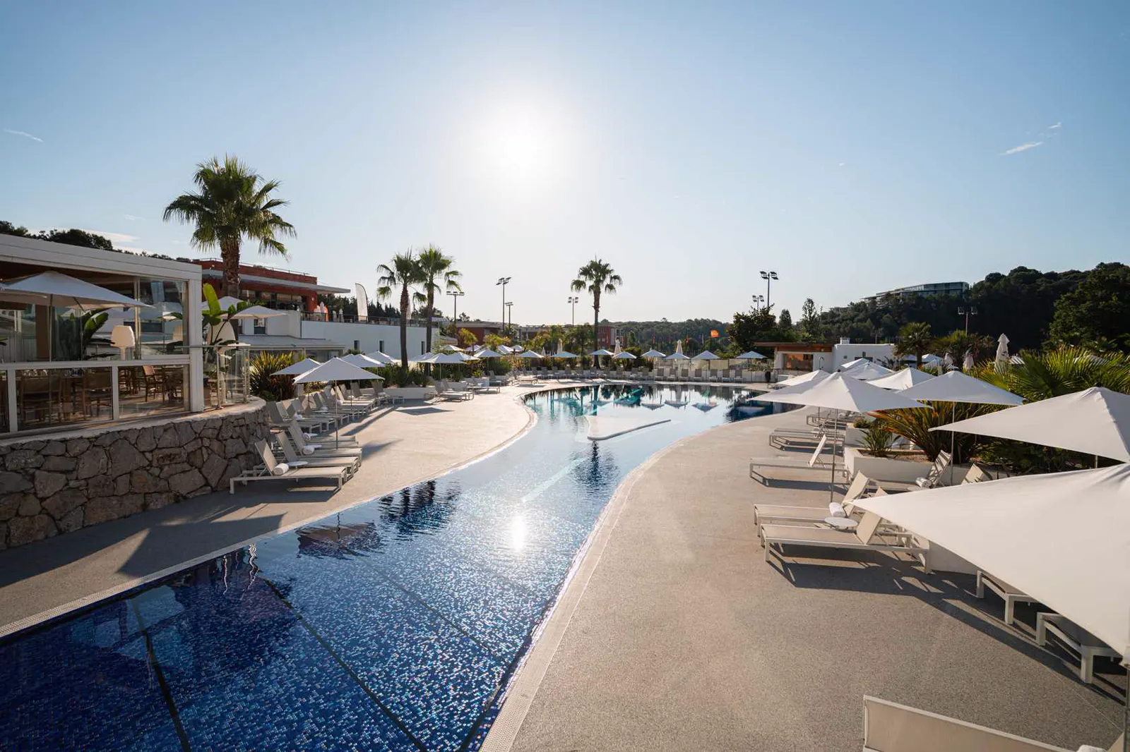 Piscine et transats sous le soleil de la Côte d’Azur