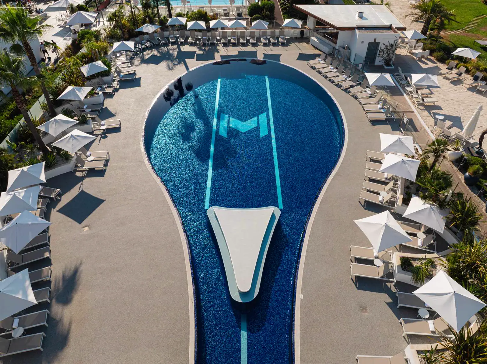 La piscine en forme de raquette vue du ciel
