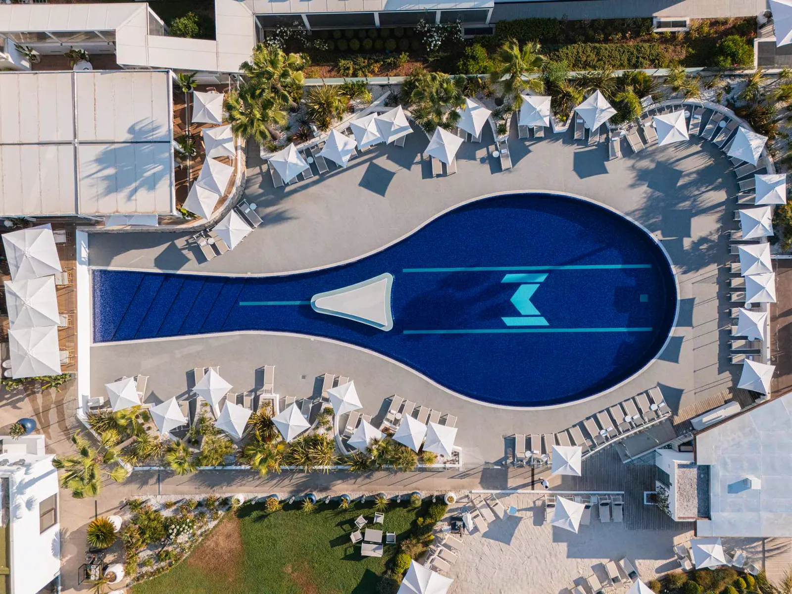 Vista aerea della piscina a forma di racchetta del Mouratoglou Hotel & Resort
