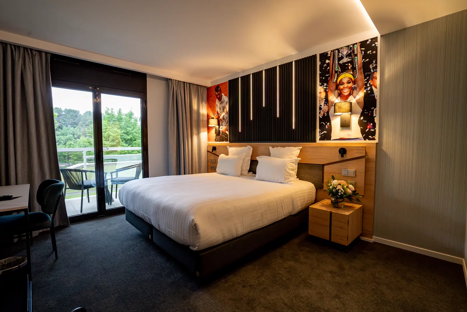 Chambre ouverte sur un balcon avec vue sur le jardin
