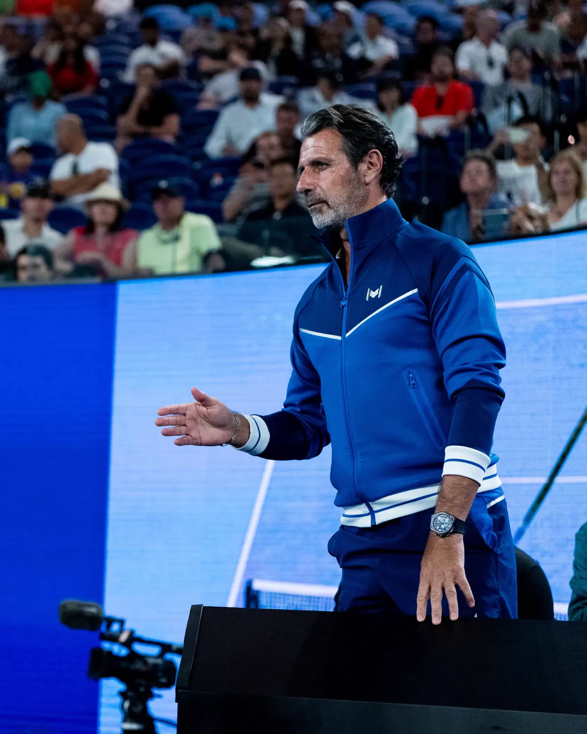 Patrick Mouratoglou verfolgt ein Match aus der Coaching-Box am Platz