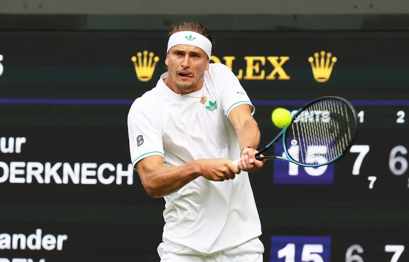 Alexander Zverev schlägt in Weiß eine beidhändige Rückhand