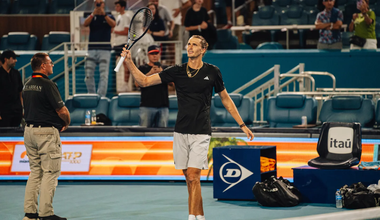 Alexander Zverev winkt nach einem Match dem Publikum zu