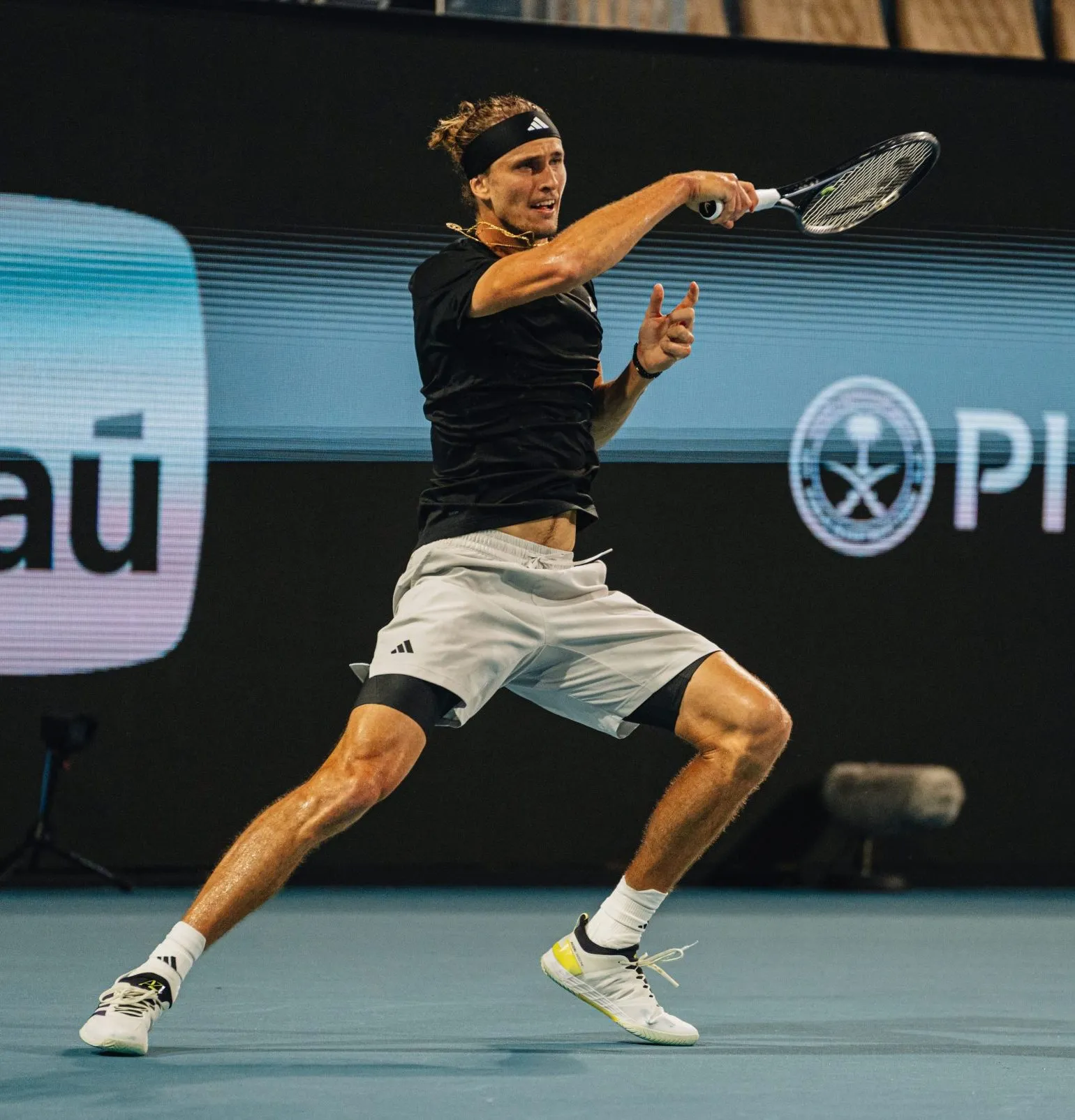 Alexander Zverev streckt sich auf einem Hartplatz nach einer Vorhand