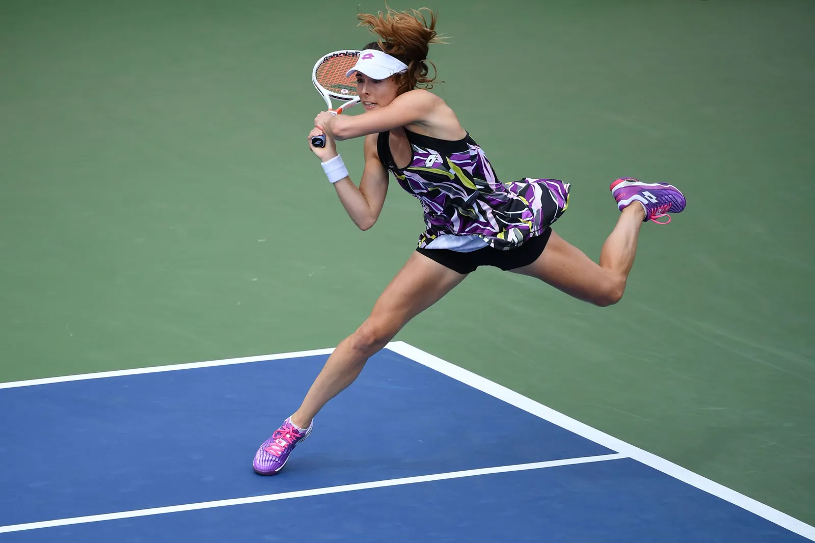 Alizé Cornet streckt sich auf einem Hartplatz nach einer Rückhand
