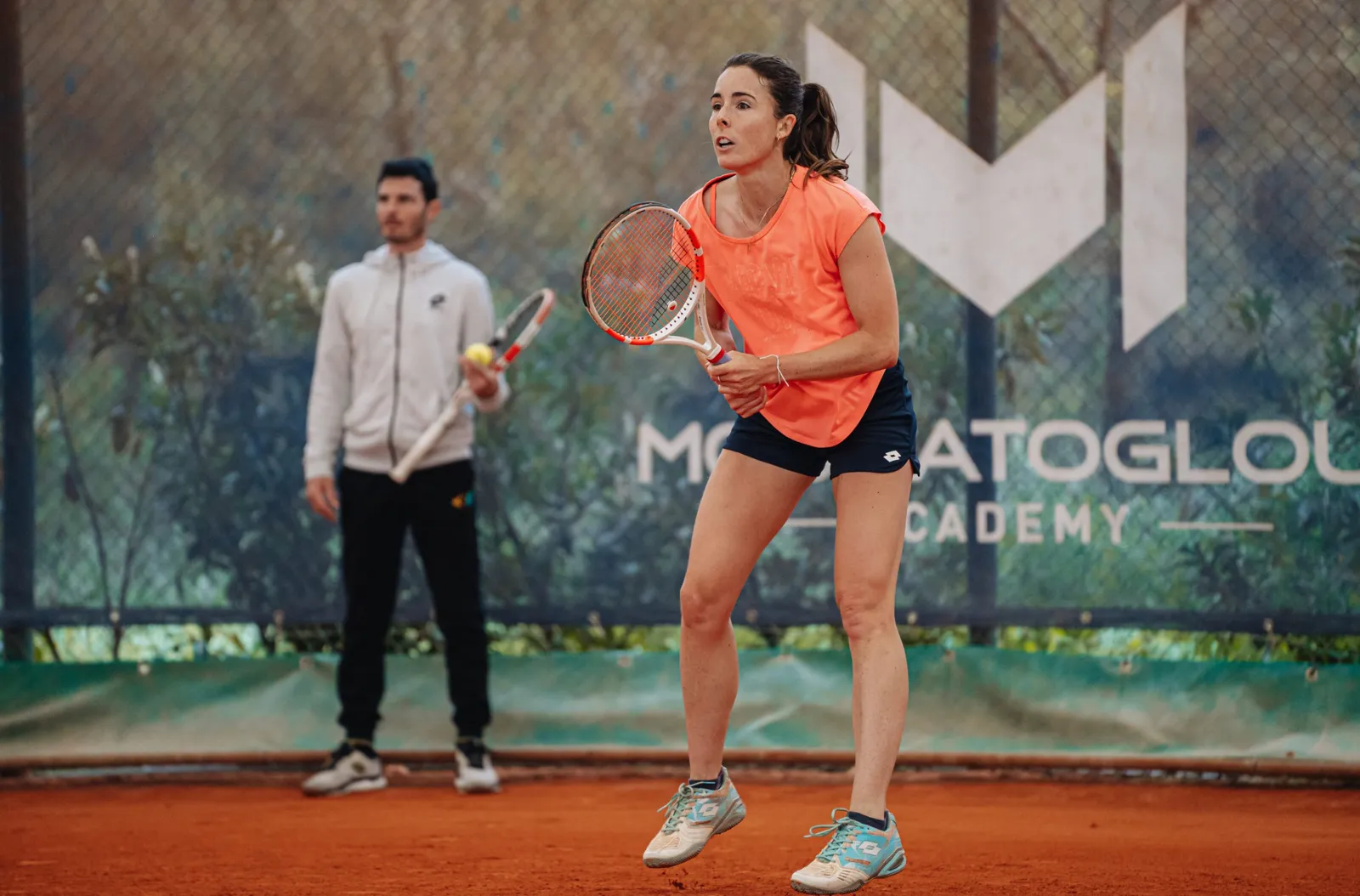 Alizé Cornet trainiert mit einem Coach auf Sand an der Mouratoglou Academy