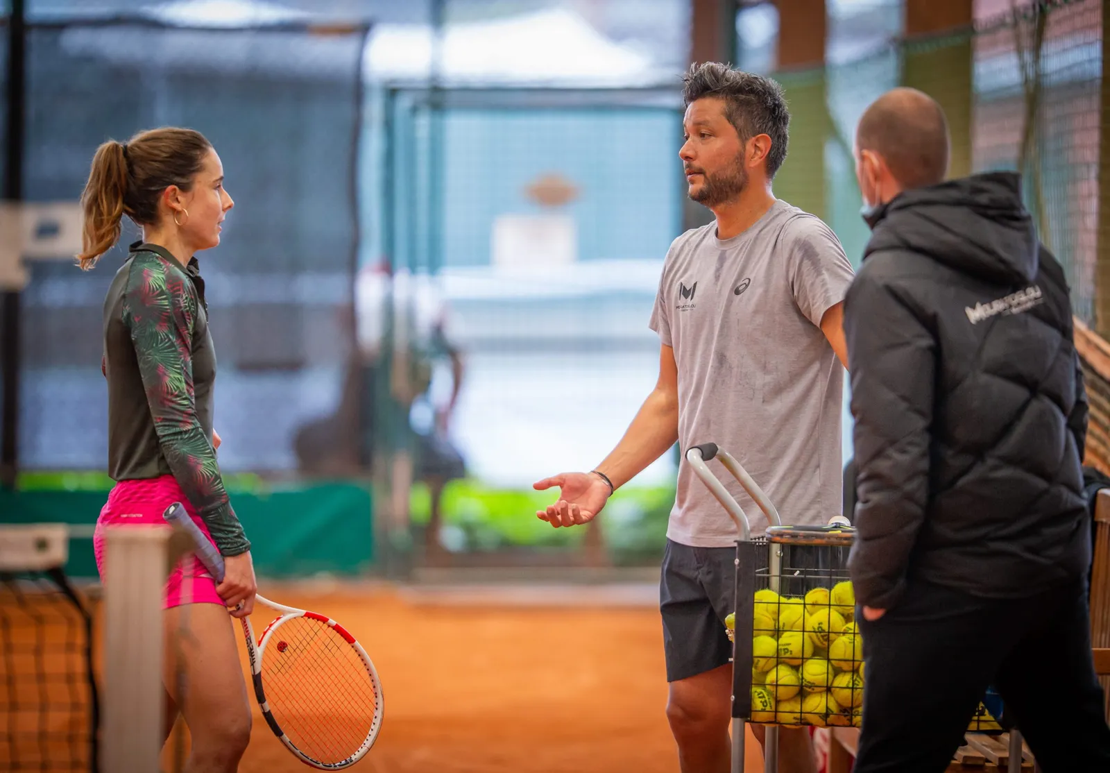 Alizé Cornet im Gespräch mit Coaches während einer Trainingseinheit