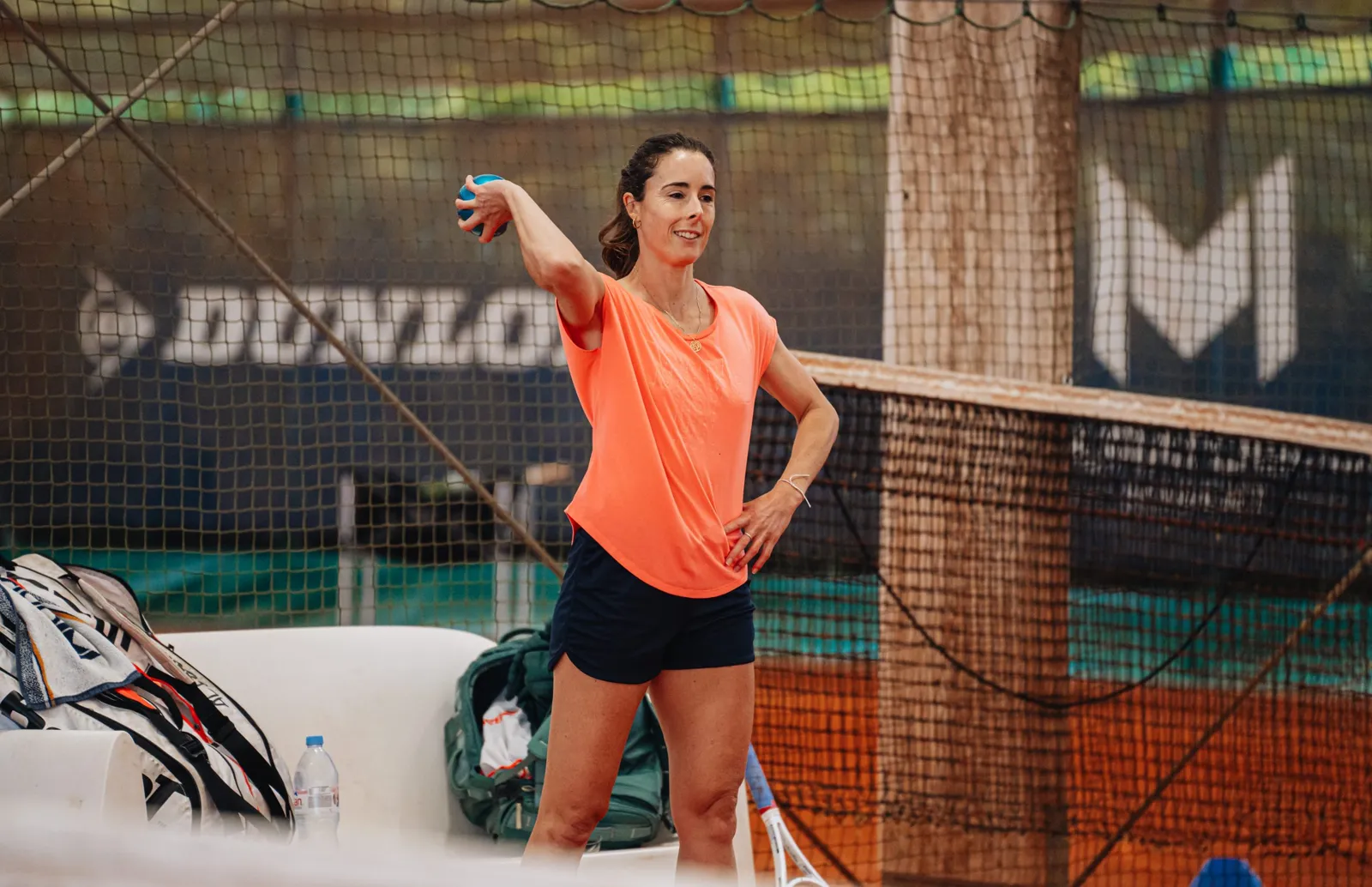 Alizé Cornet lächelt während einer Trainingseinheit an der Akademie