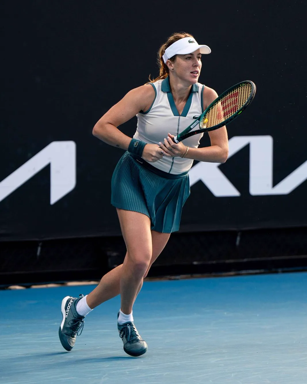 Anastasia Pavlyuchenkova läuft über einen blauen Hartplatz