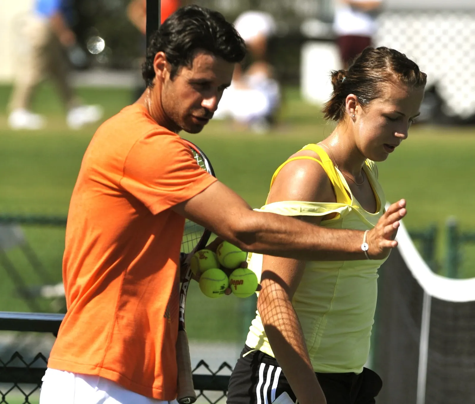 Anastasia Pavlyuchenkova hört beim Training ihrem Coach zu