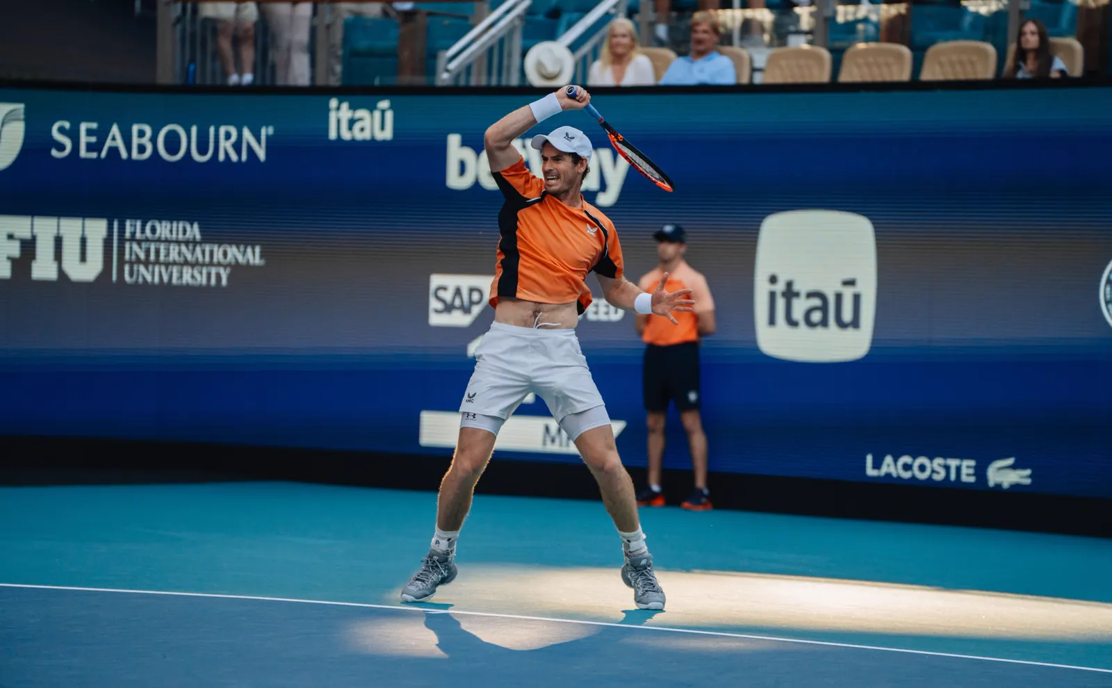Andy Murray schlägt einen Schmetterball auf einem Hartplatz