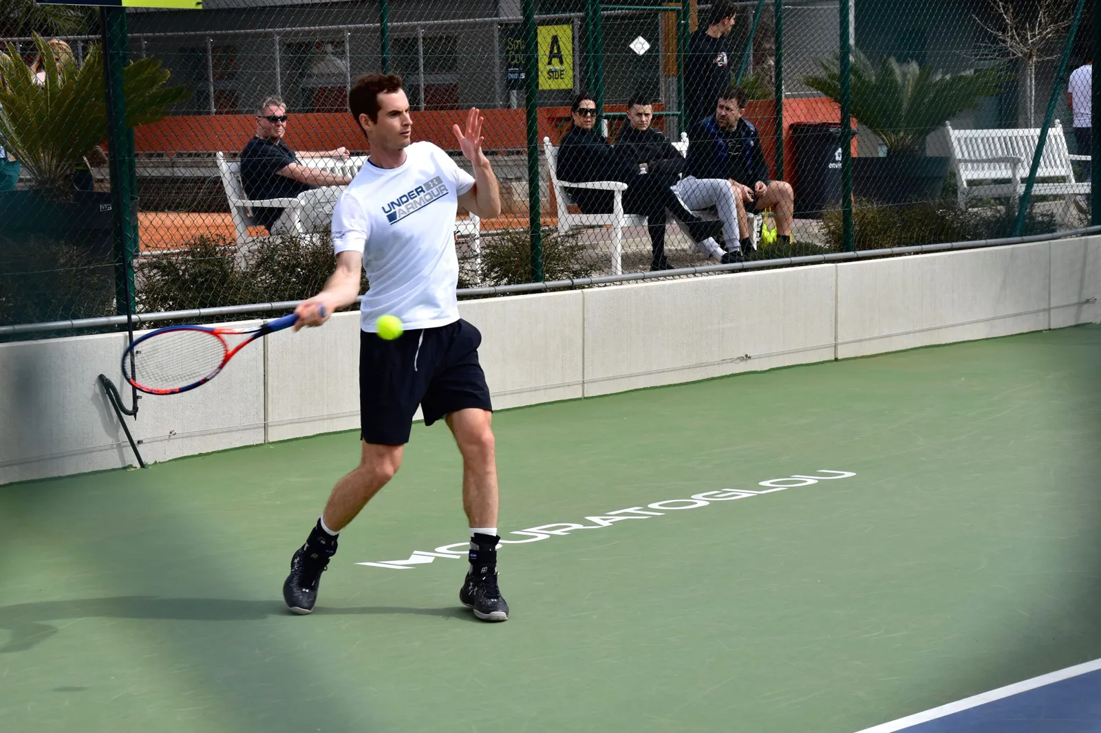 Andy Murray schlägt während einer Trainingseinheit an der Akademie eine Vorhand