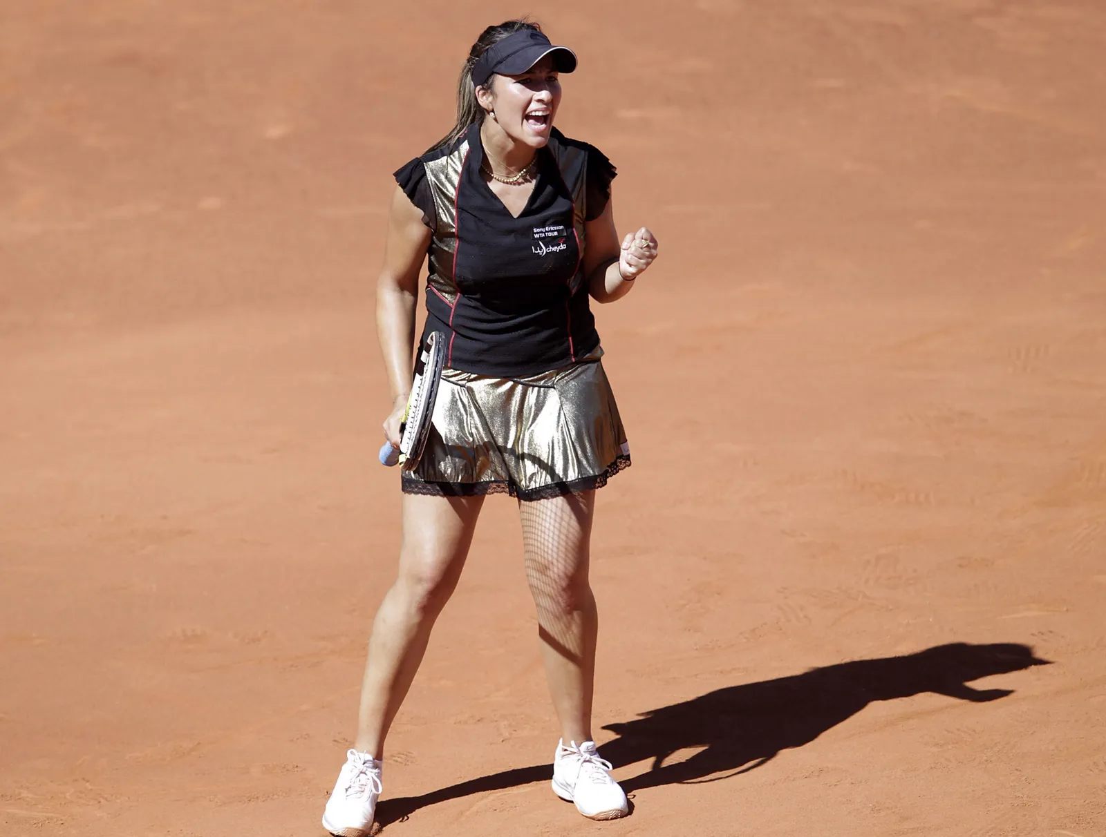 Aravane Rezaï criant de joie sur un court en terre battue