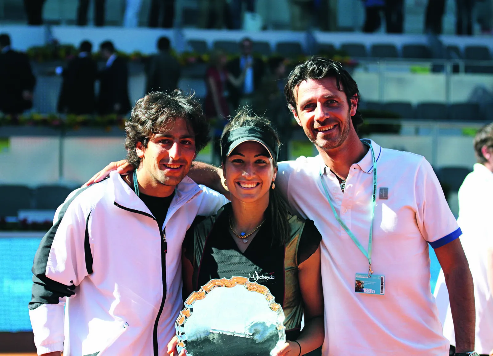 Aravane Rezaï tenant le trophée de Madrid avec Patrick Mouratoglou