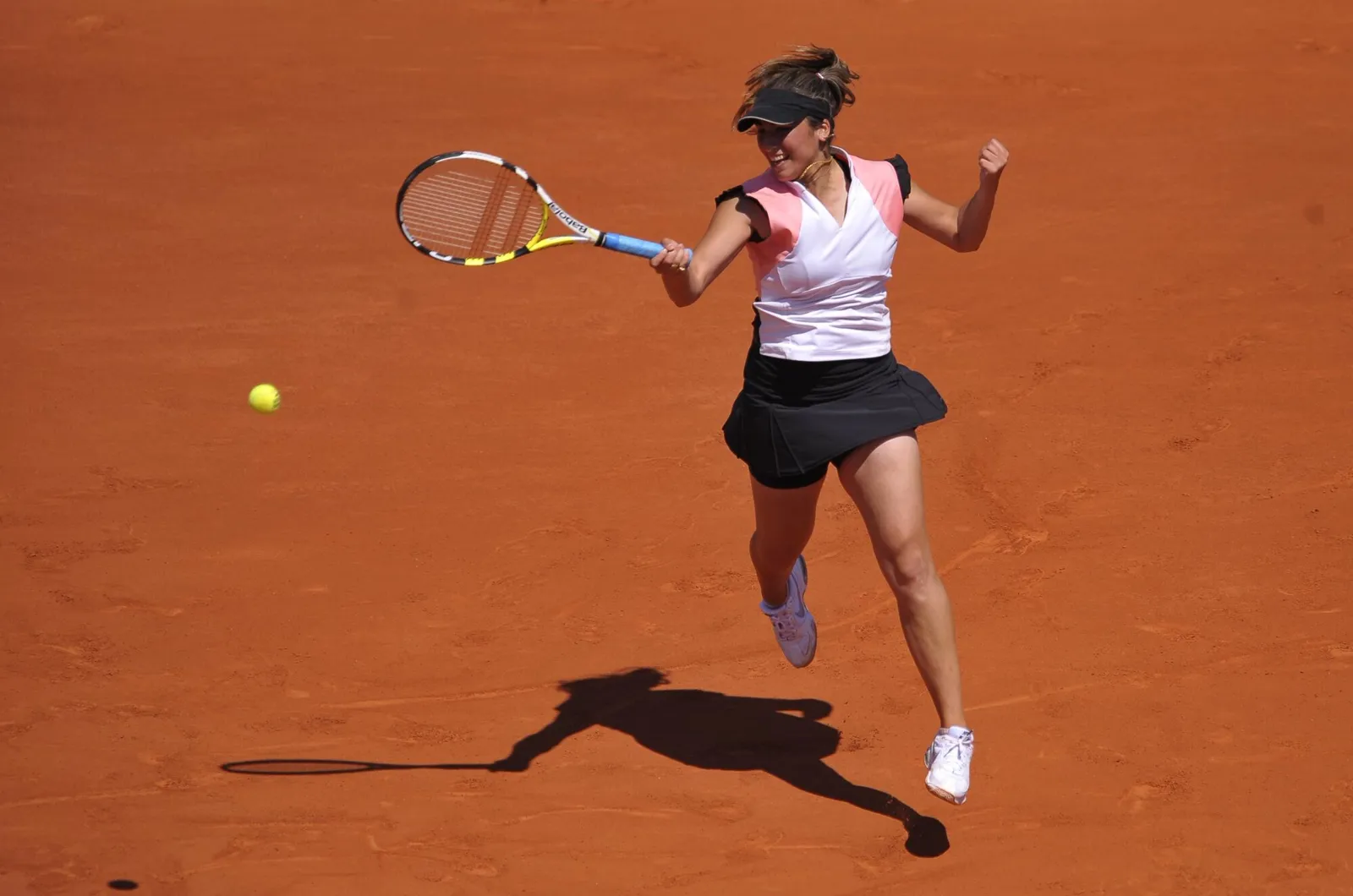 Aravane Rezaï frappant un coup droit sur terre battue