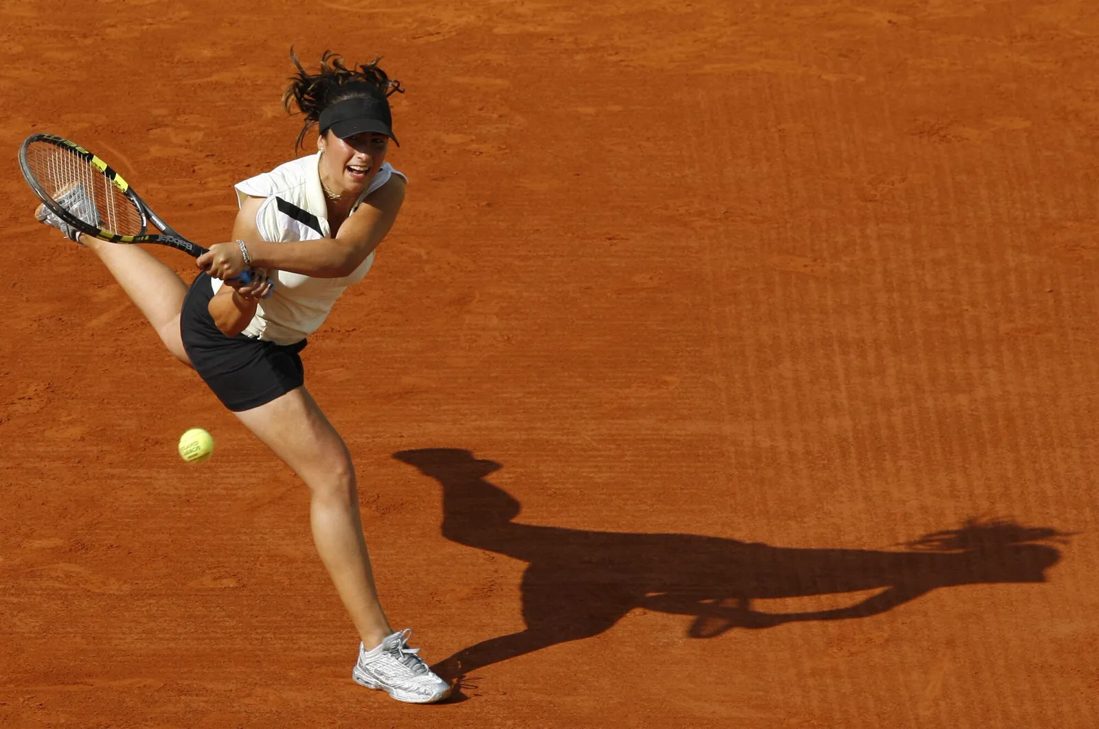 Aravane Rezaï frappant un revers sur terre battue