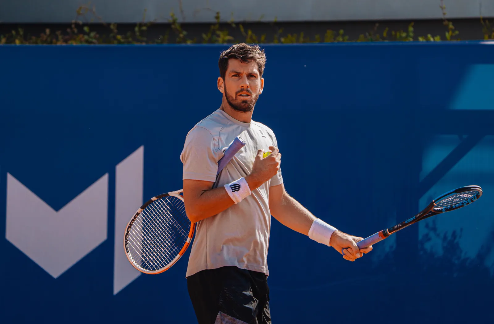 Cameron Norrie tenant sa raquette sur le court à la Mouratoglou Academy
