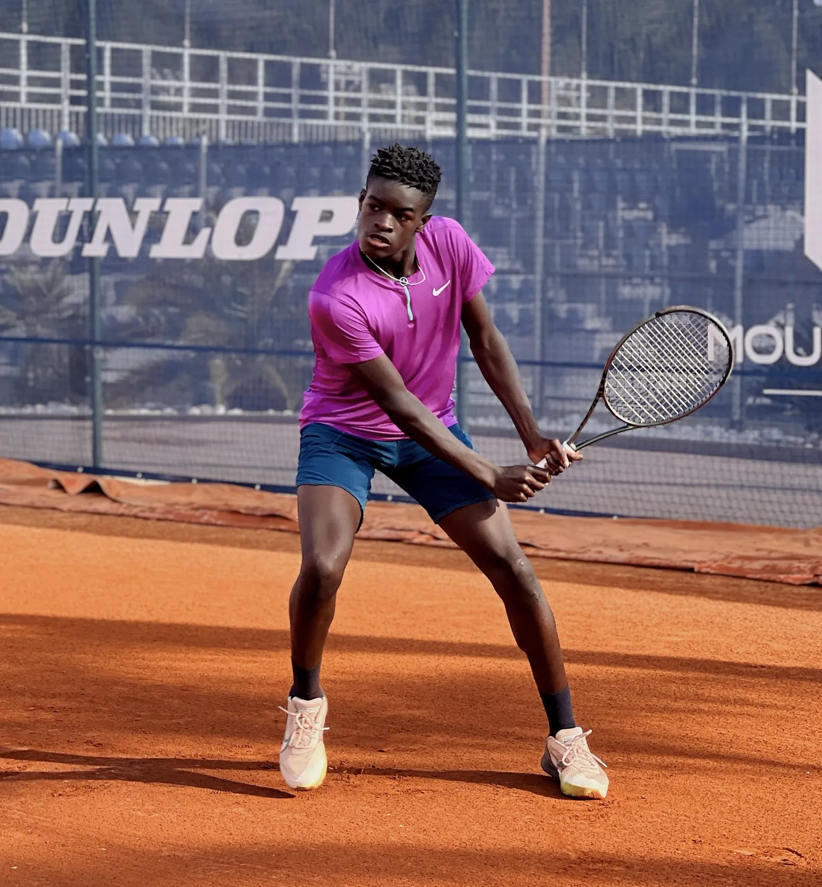 Carel Ngounoue attendant de retourner sur un court en terre battue
