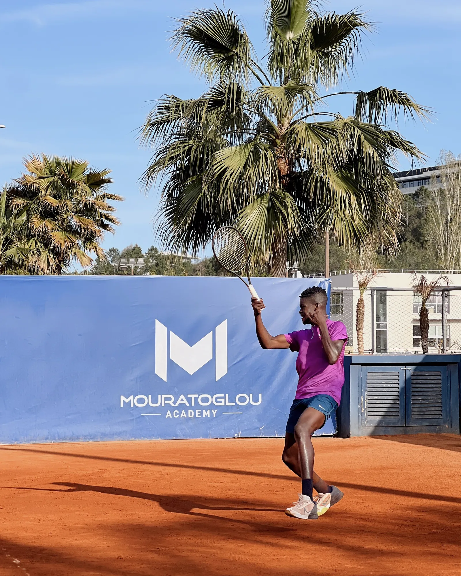 Carel Ngounoue frappant un coup droit sur terre battue à la Mouratoglou Academy