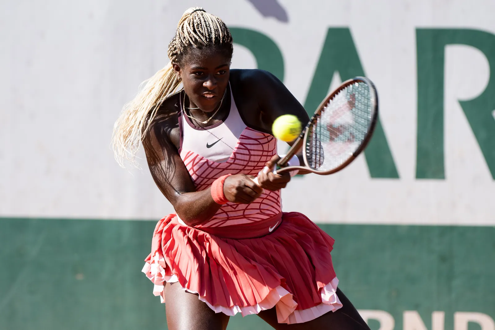 Clervie Ngounoue golpeando una derecha en tierra batida