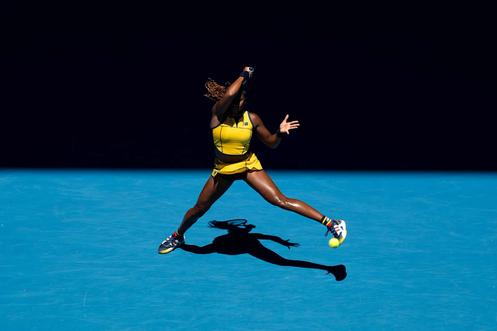 Coco Gauff in Bewegung auf einem blauen Hartplatz