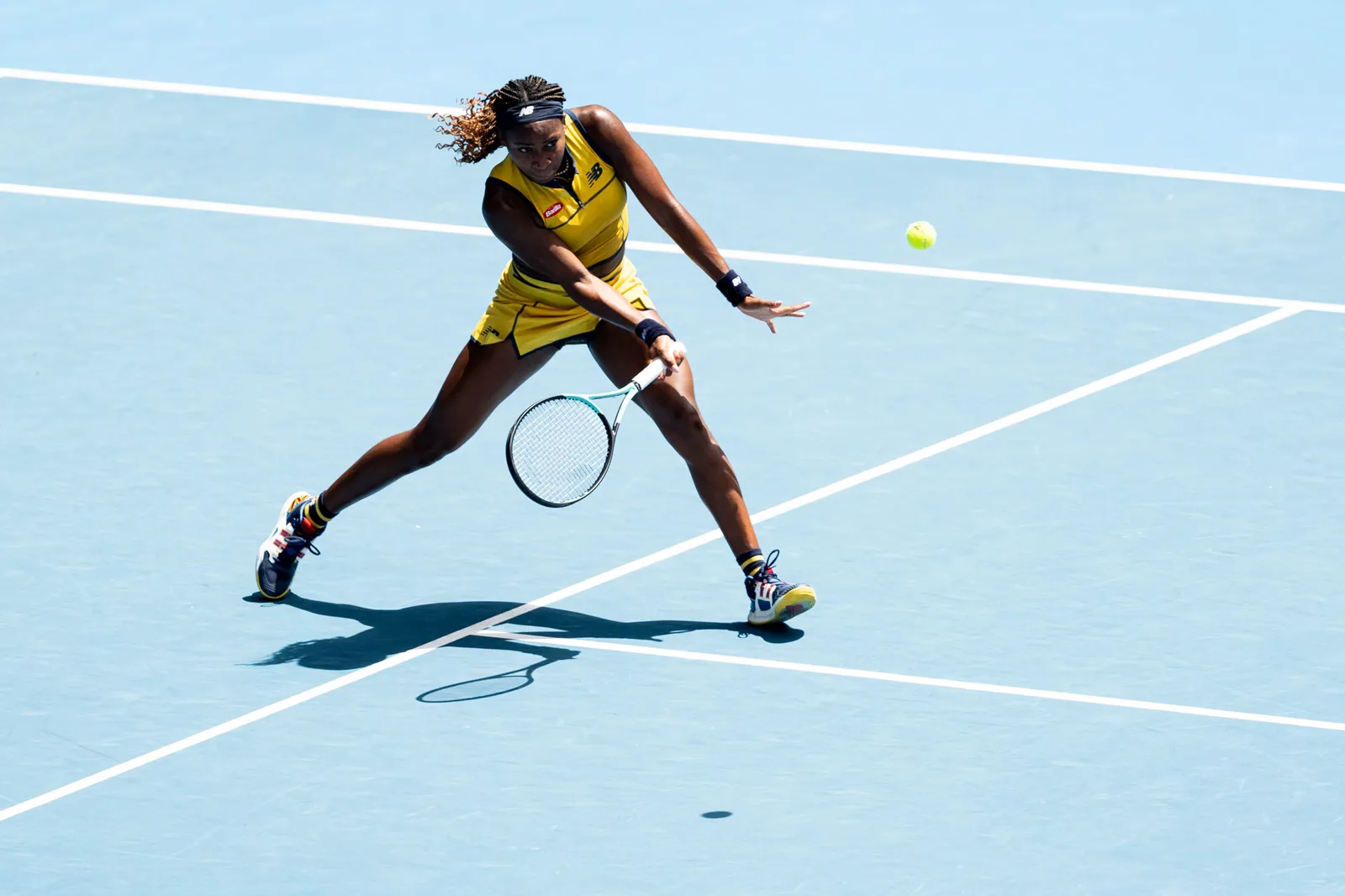 Coco Gauff schlägt eine Vorhand auf einem blauen Hartplatz