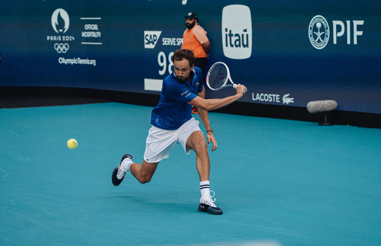 Daniil Medvedev jagt auf einem Hartplatz einem Ball hinterher