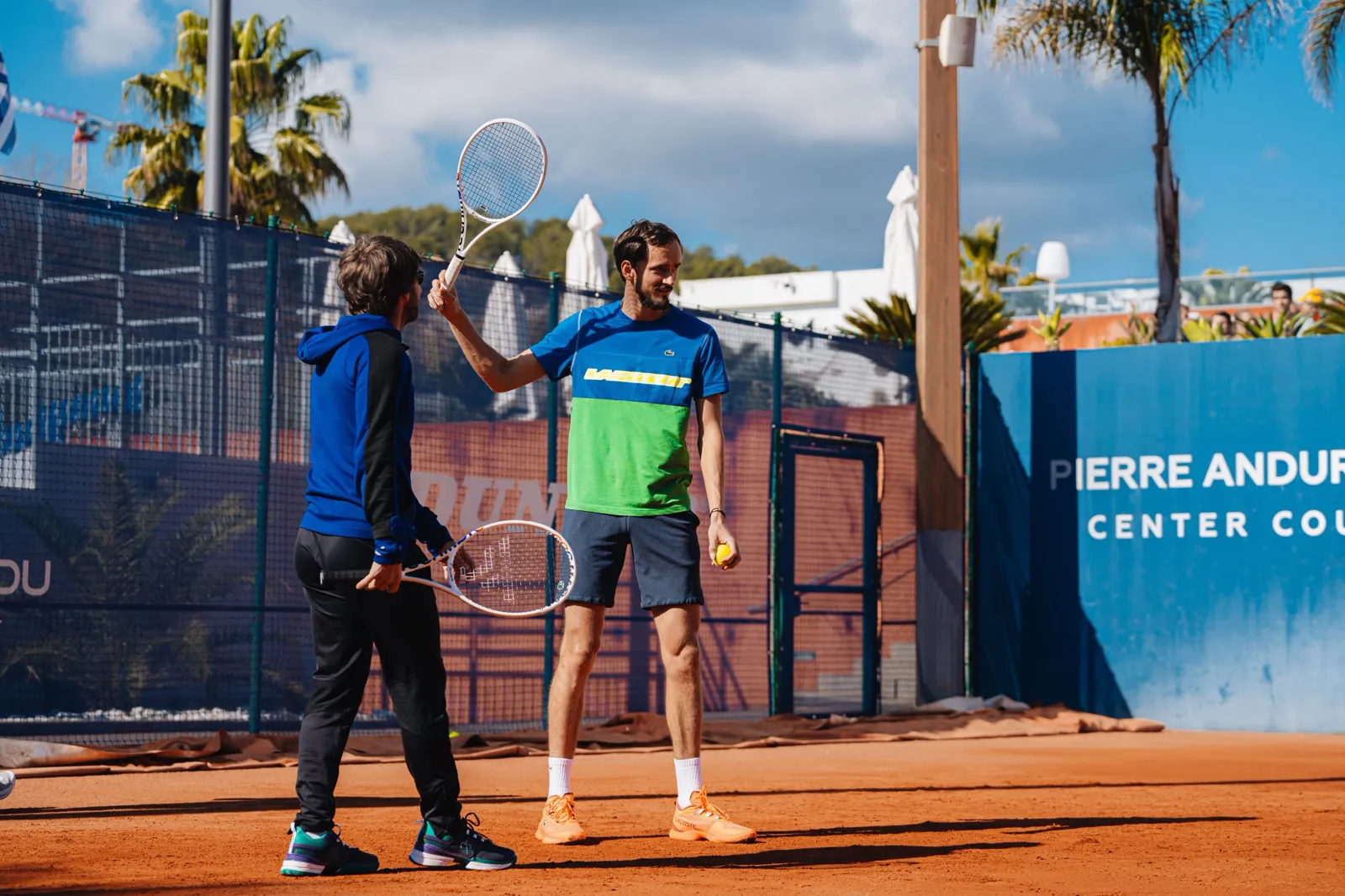 Daniil Medvedev trainiert mit einem Coach auf Sand