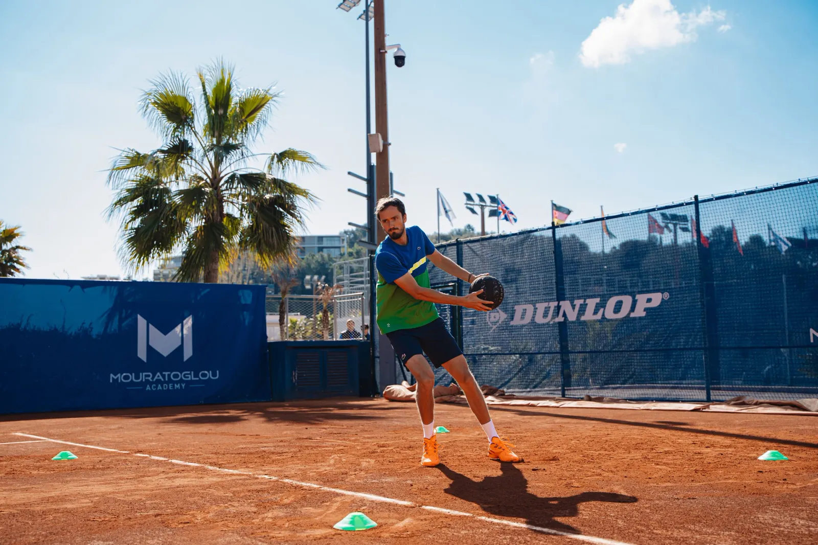 Daniil Medvedev bei einer Trainingsübung auf Sand an der Akademie