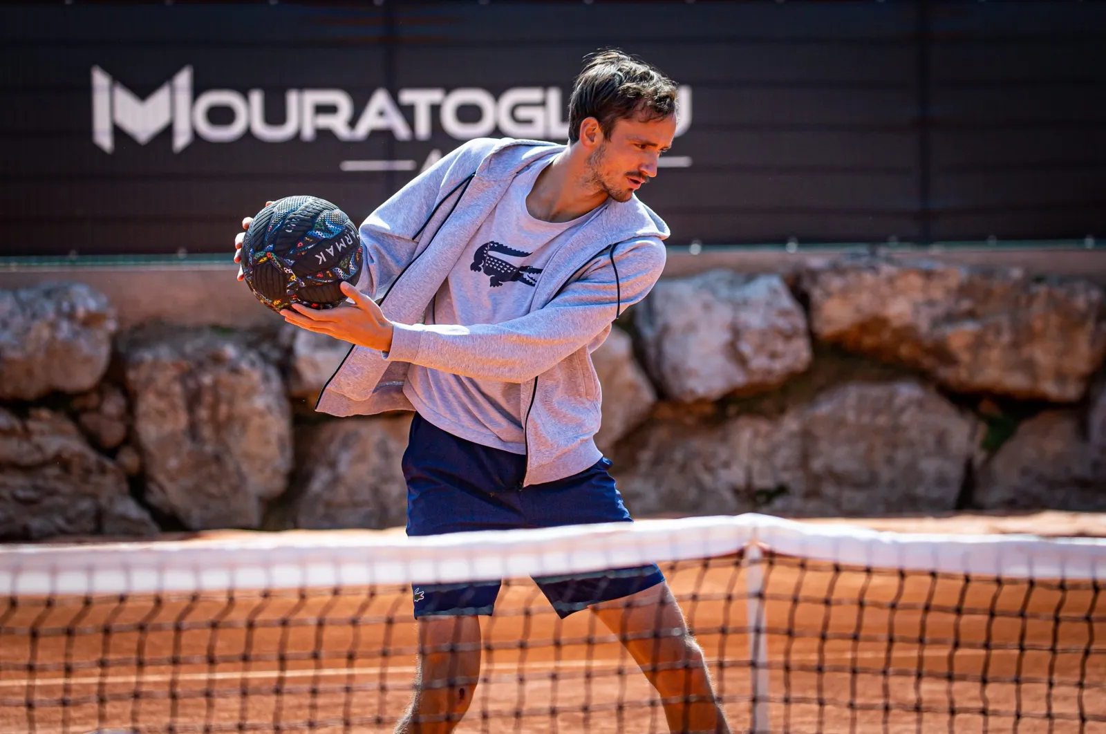 Daniil Medvedev mit einem Medizinball während einer Trainingseinheit an der Akademie