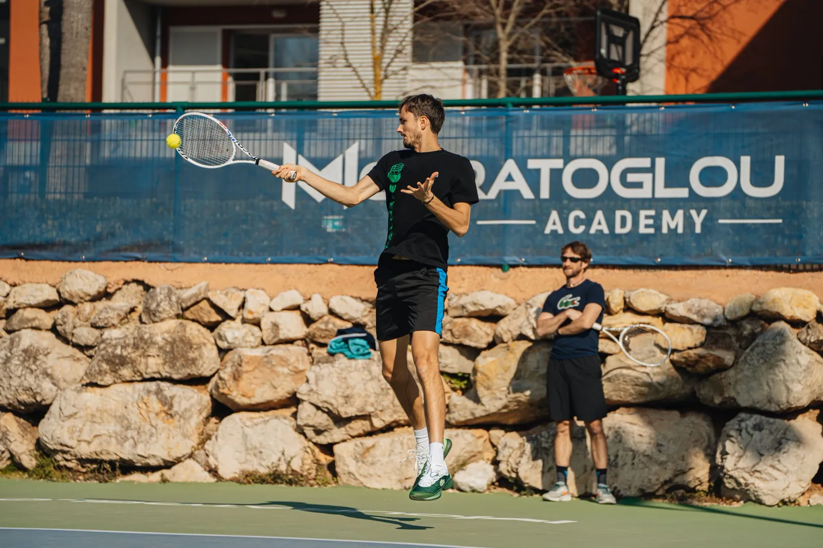 Daniil Medvedev trainiert auf einem Hartplatz der Mouratoglou Academy