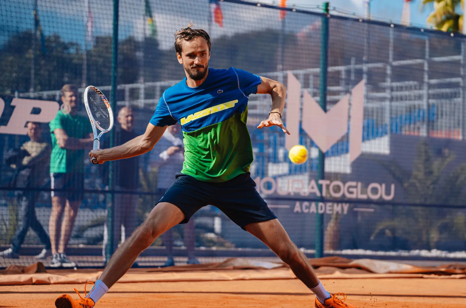 Daniil Medvedev schlägt eine Vorhand auf Sand an der Mouratoglou Academy