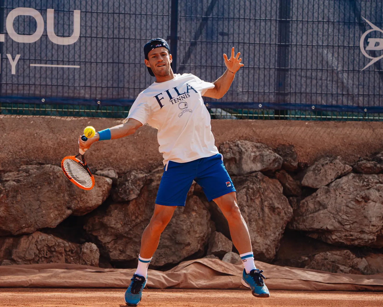 Diego Schwartzman schlägt eine Vorhand auf Sand an der Akademie