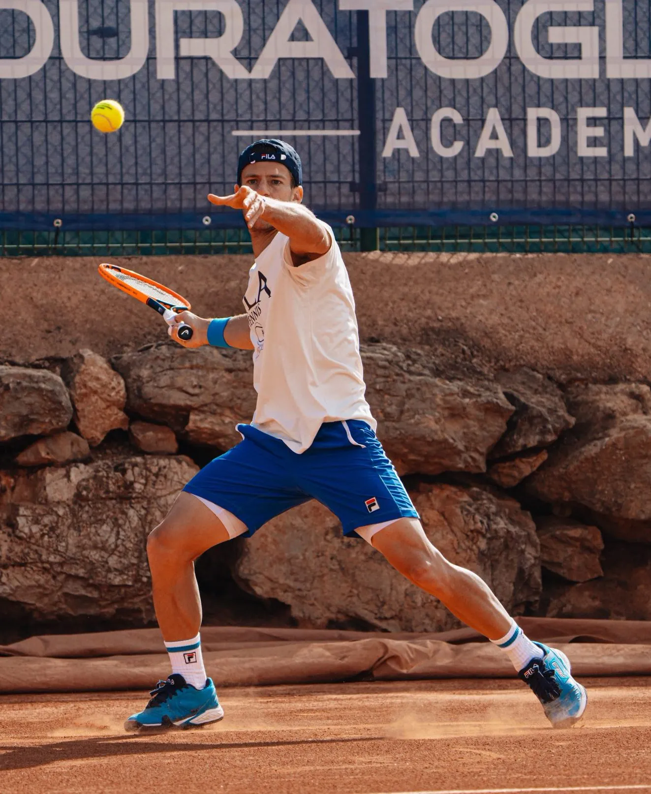 Diego Schwartzman streckt sich auf einem Sandplatz nach einer Vorhand