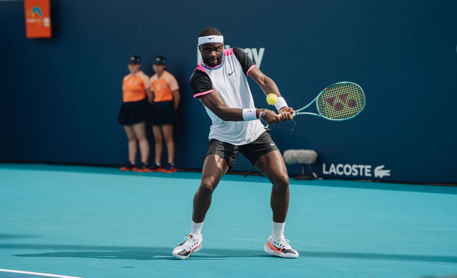 Frances Tiafoe bereitet eine Vorhand auf einem blauen Hartplatz vor