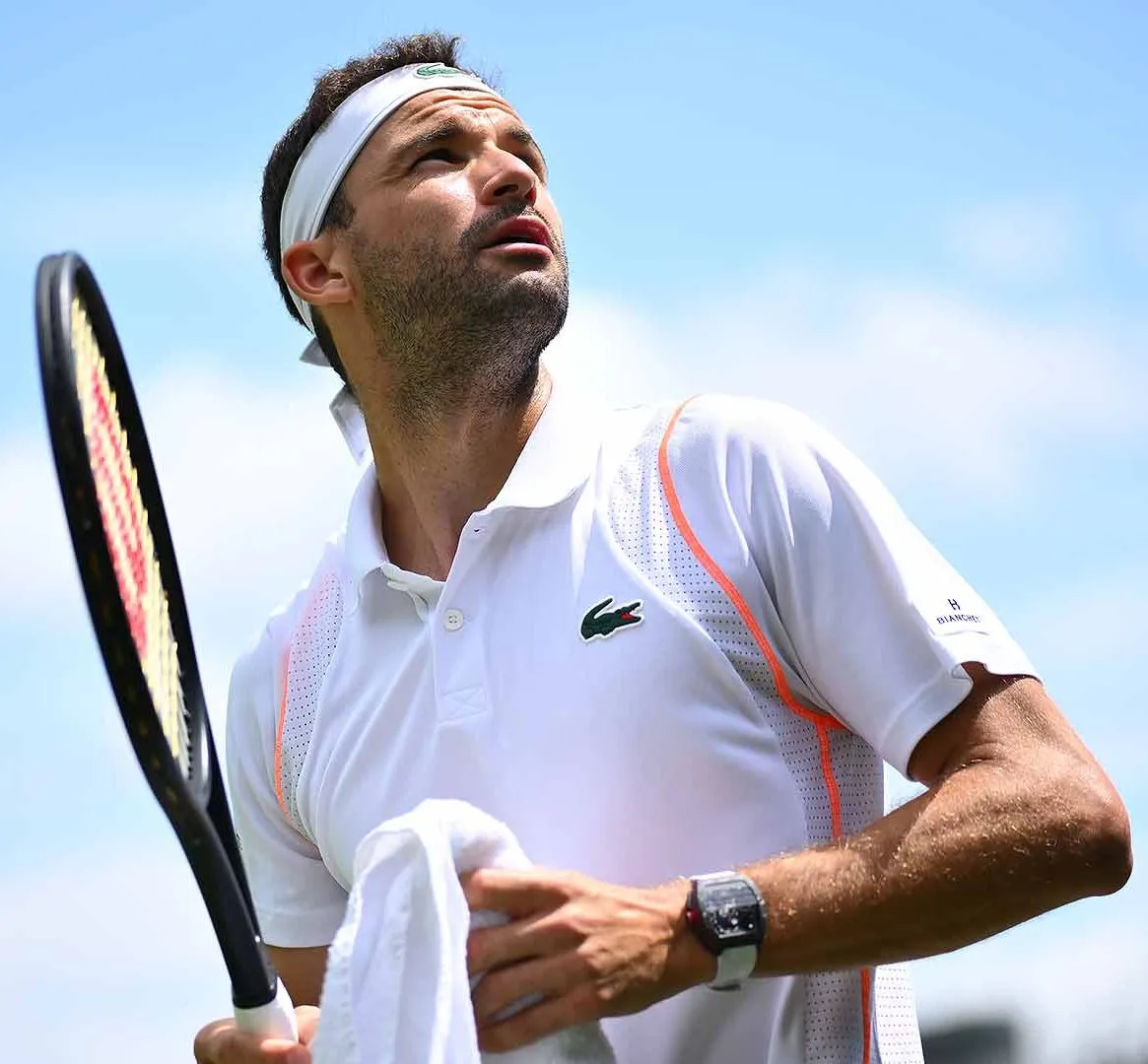 Grigor Dimitrov mirando hacia arriba con una toalla en la mano