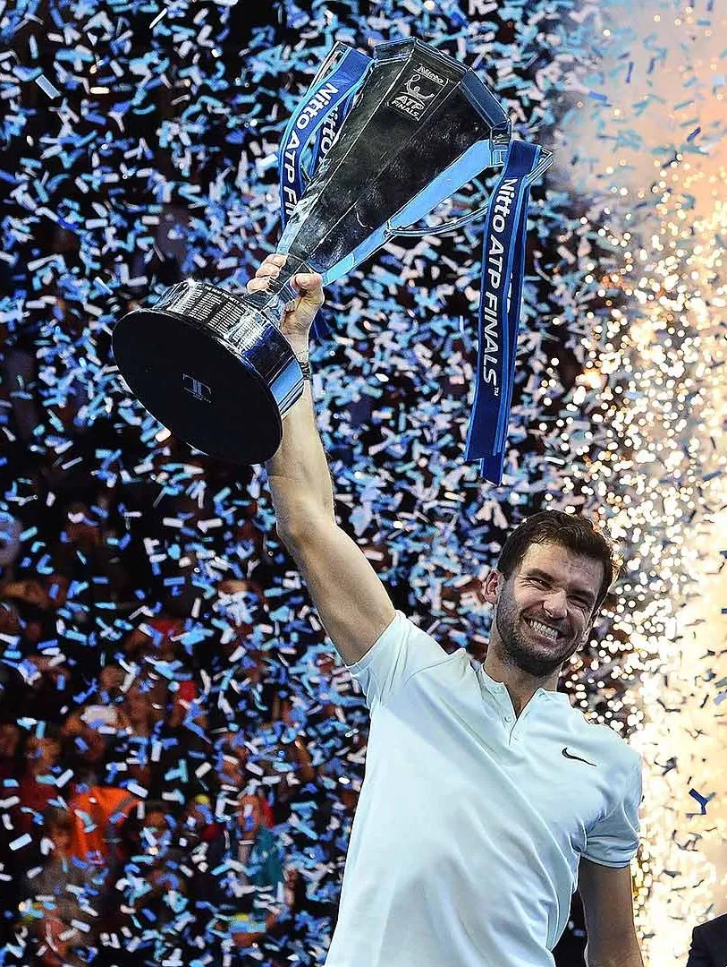 Grigor Dimitrov levantando el trofeo de las ATP Finals bajo una lluvia de confeti