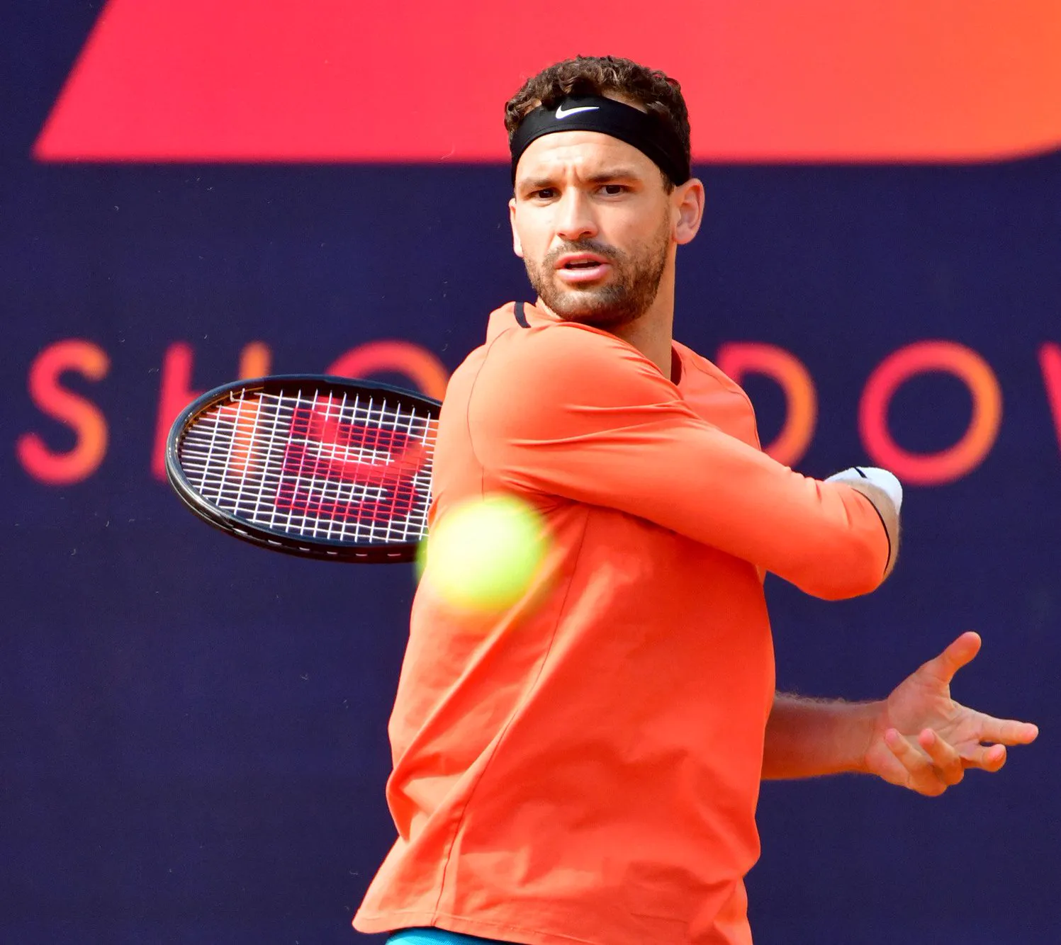 Grigor Dimitrov preparando un revés en el UTS