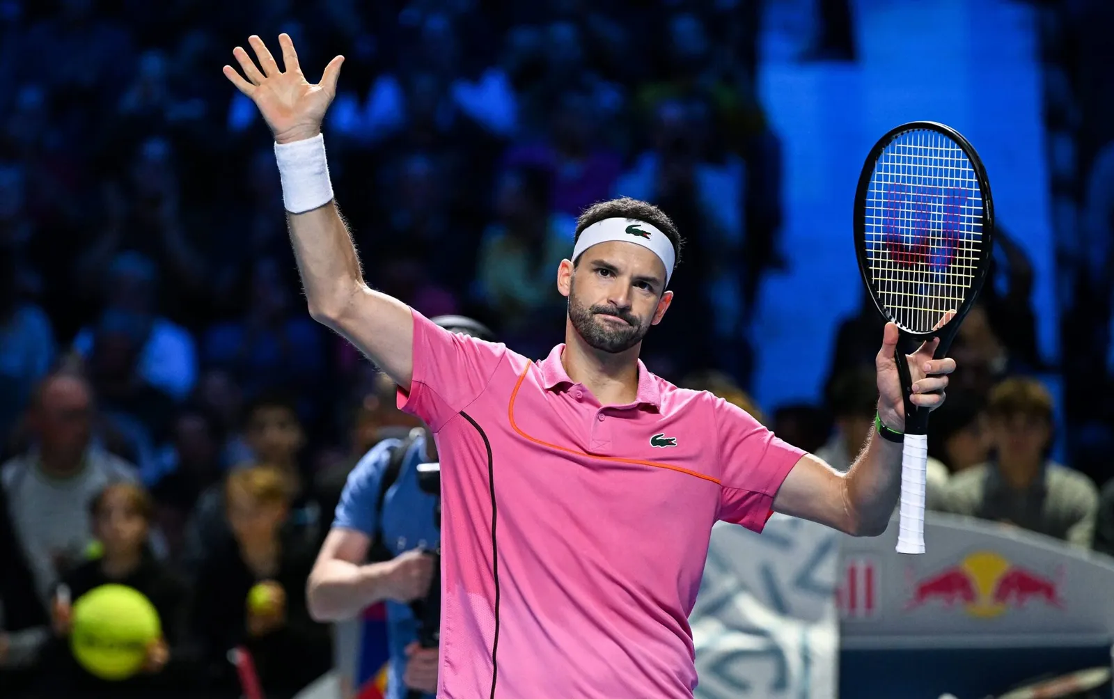 Grigor Dimitrov saludando al público tras un partido