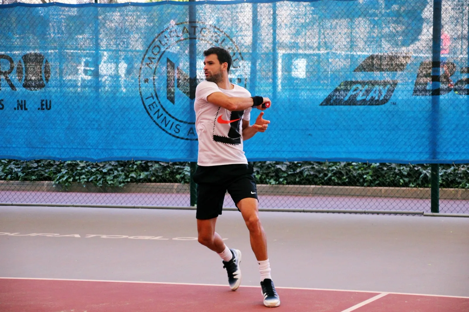 Grigor Dimitrov preparando una derecha en las pistas duras de la academia