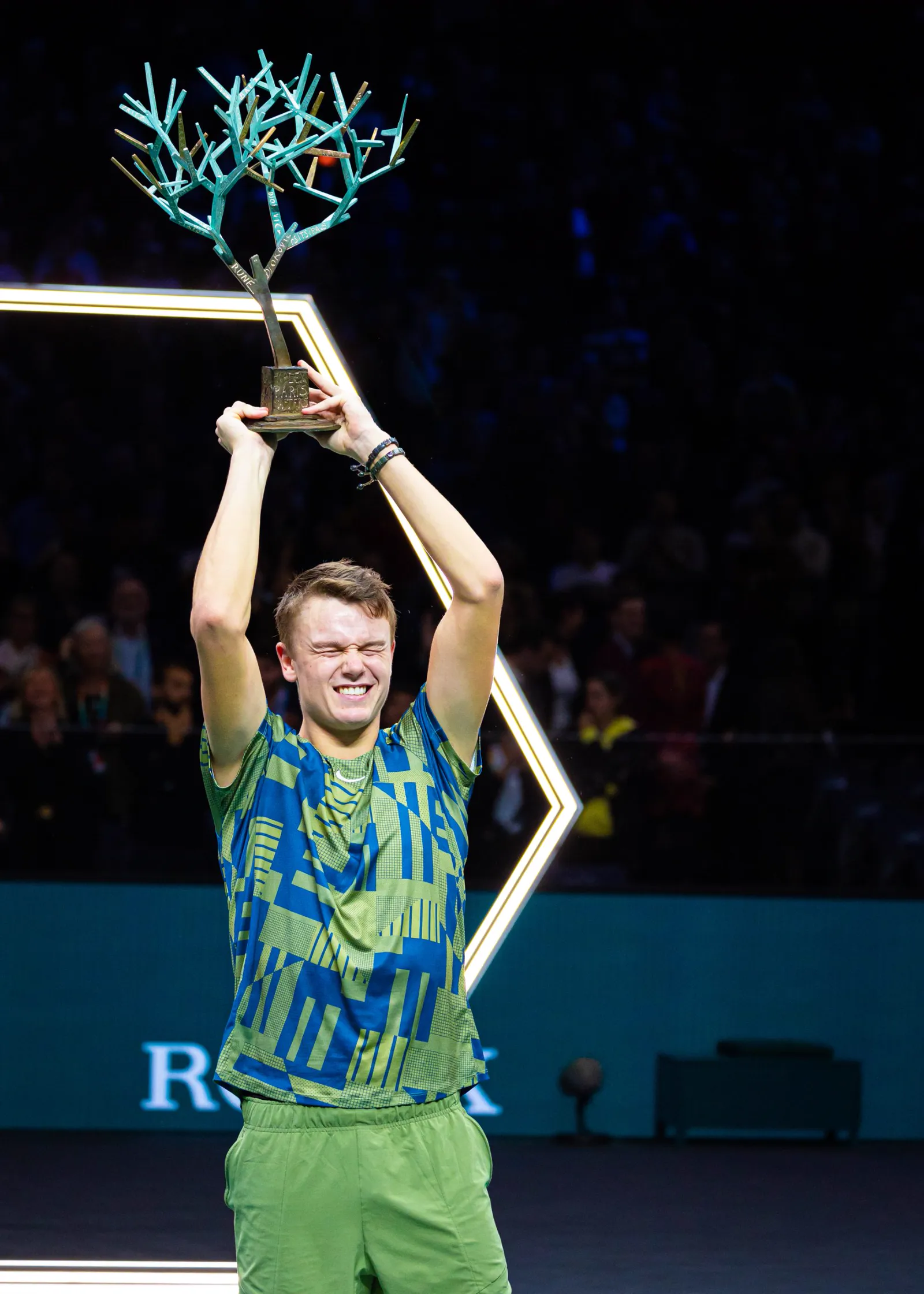 Holger Rune soulevant le trophée du Rolex Paris Masters