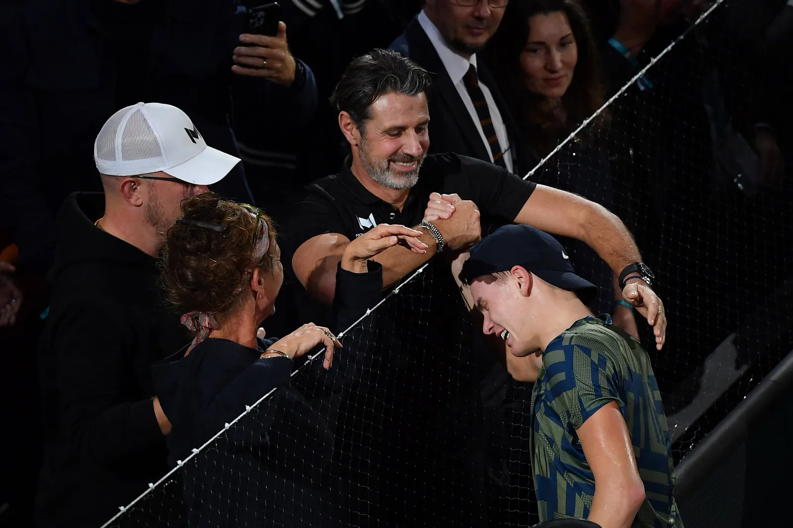 Holger Rune célébrant avec Patrick Mouratoglou et son équipe