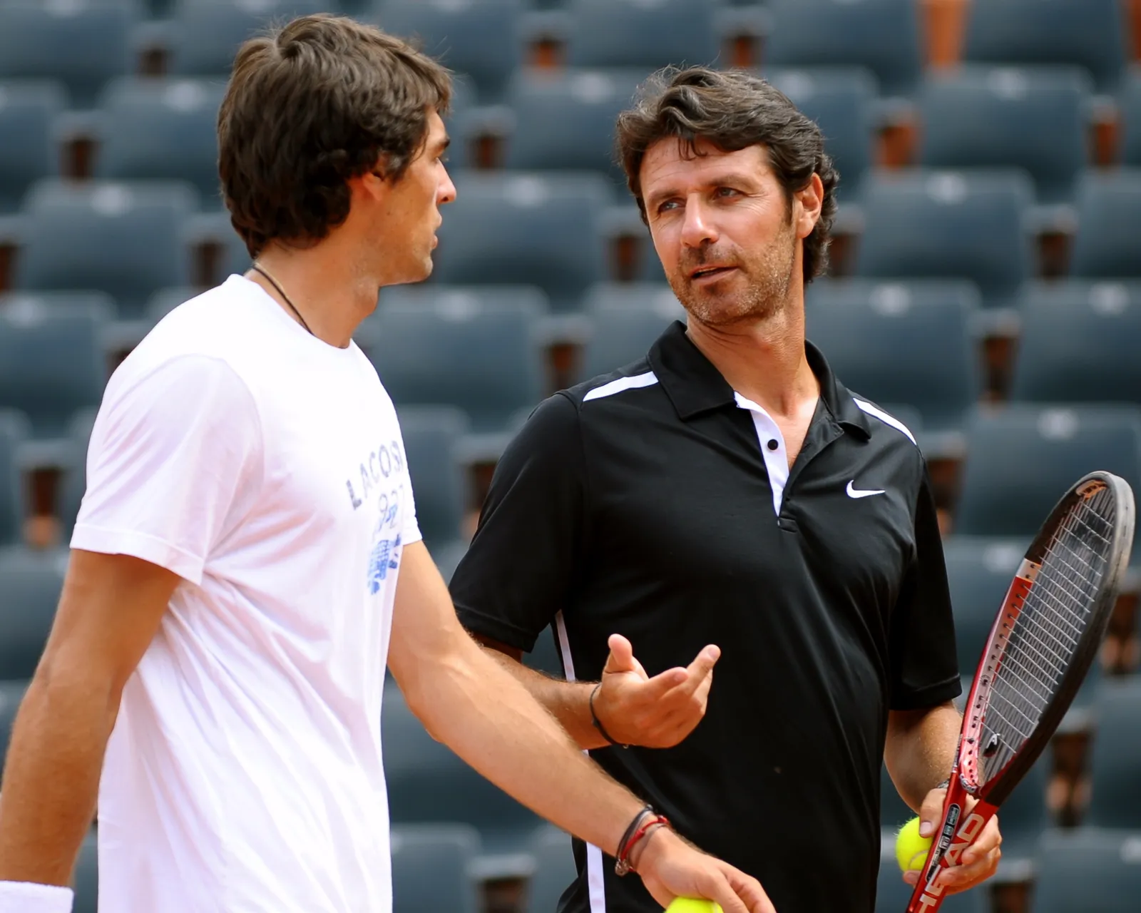 Patrick Mouratoglou conversando con Jérémy Chardy durante un entrenamiento