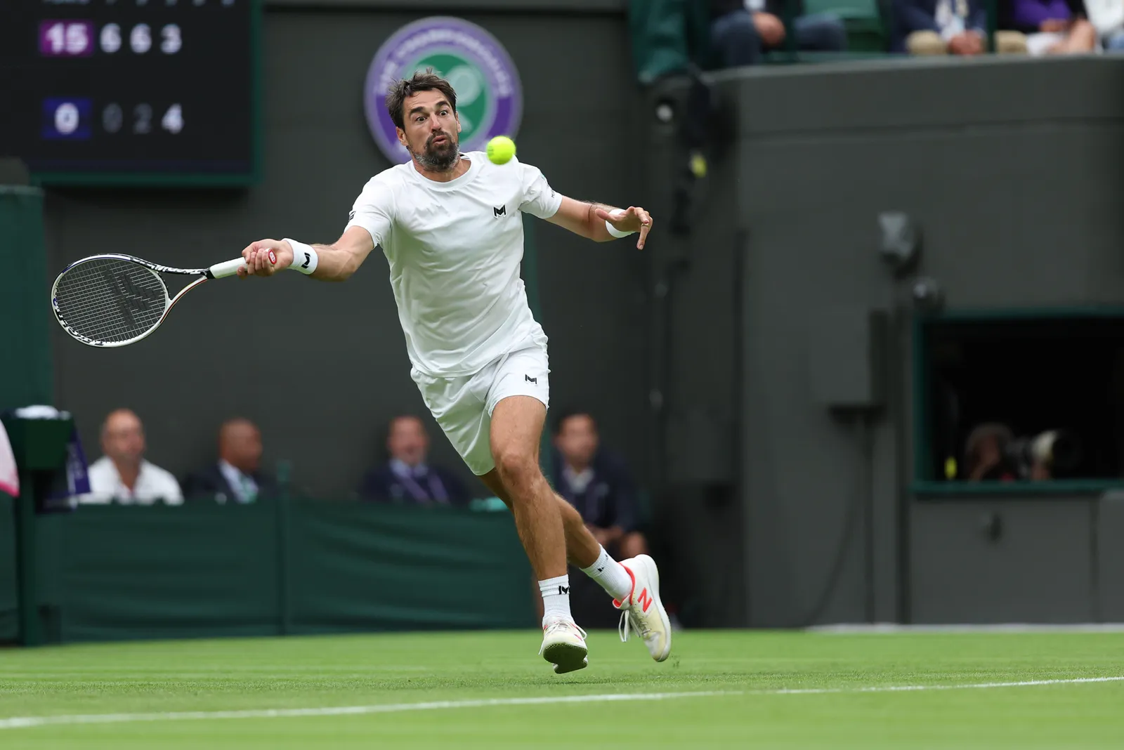 Jérémy Chardy estirándose para una derecha sobre la hierba de Wimbledon