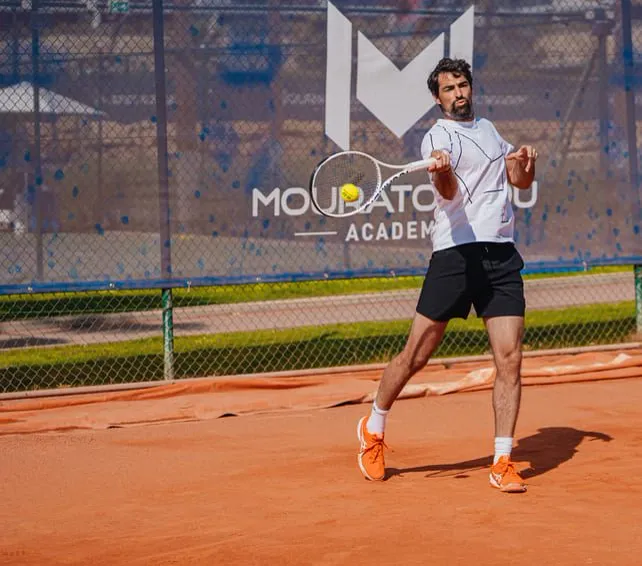 Jérémy Chardy golpeando una derecha en tierra batida en la Mouratoglou Academy