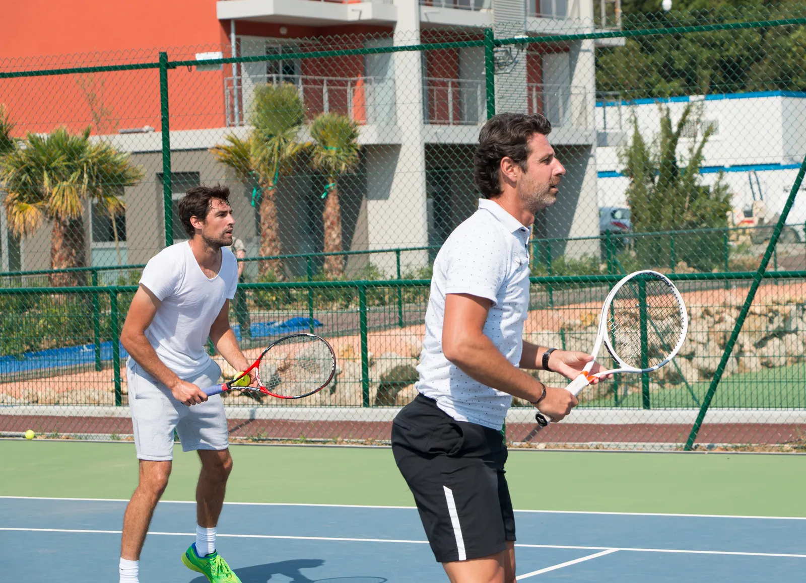 Jérémy Chardy y Patrick Mouratoglou jugando un partido de dobles