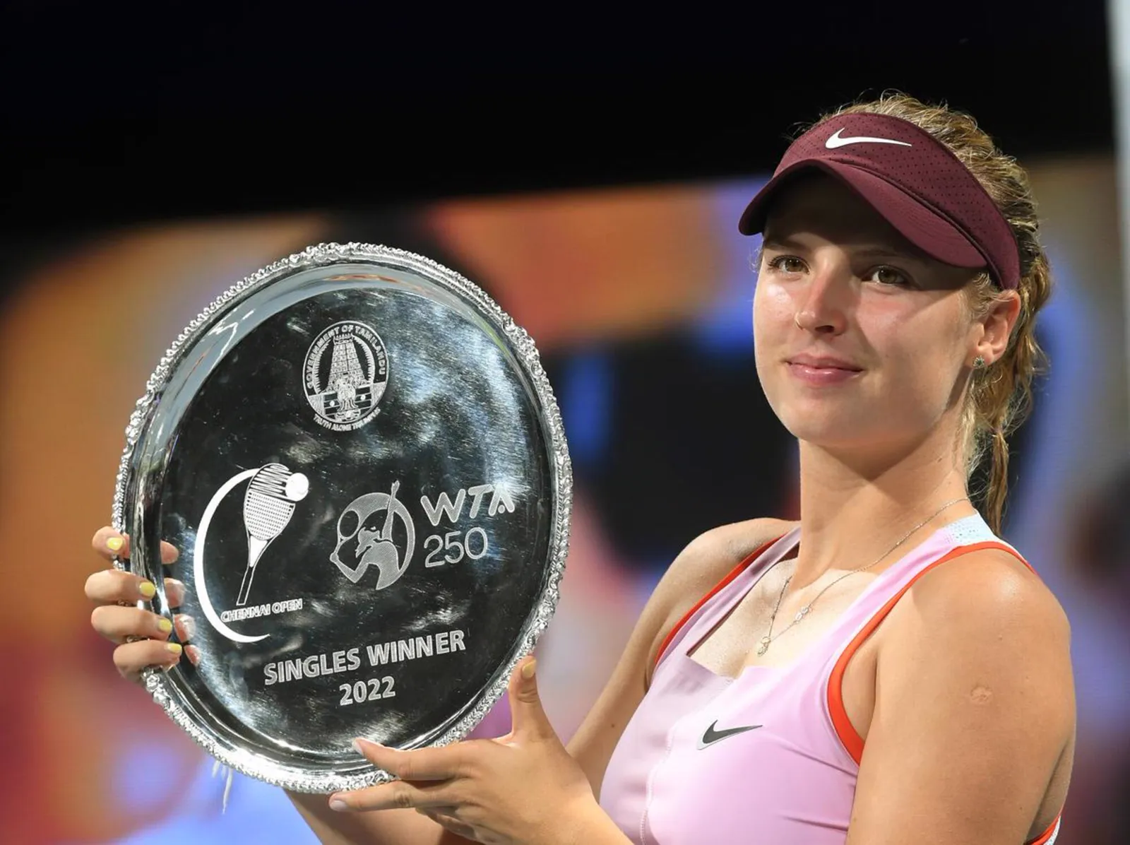 Linda Fruhvirtova con el trofeo de campeona del WTA 250 de Chennai en 2022