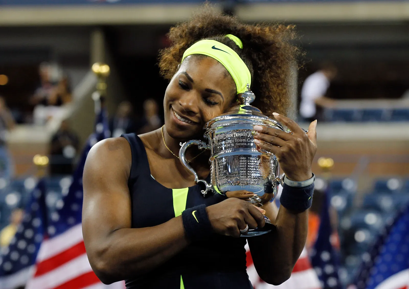 Serena Williams tenant le trophée de l’US Open